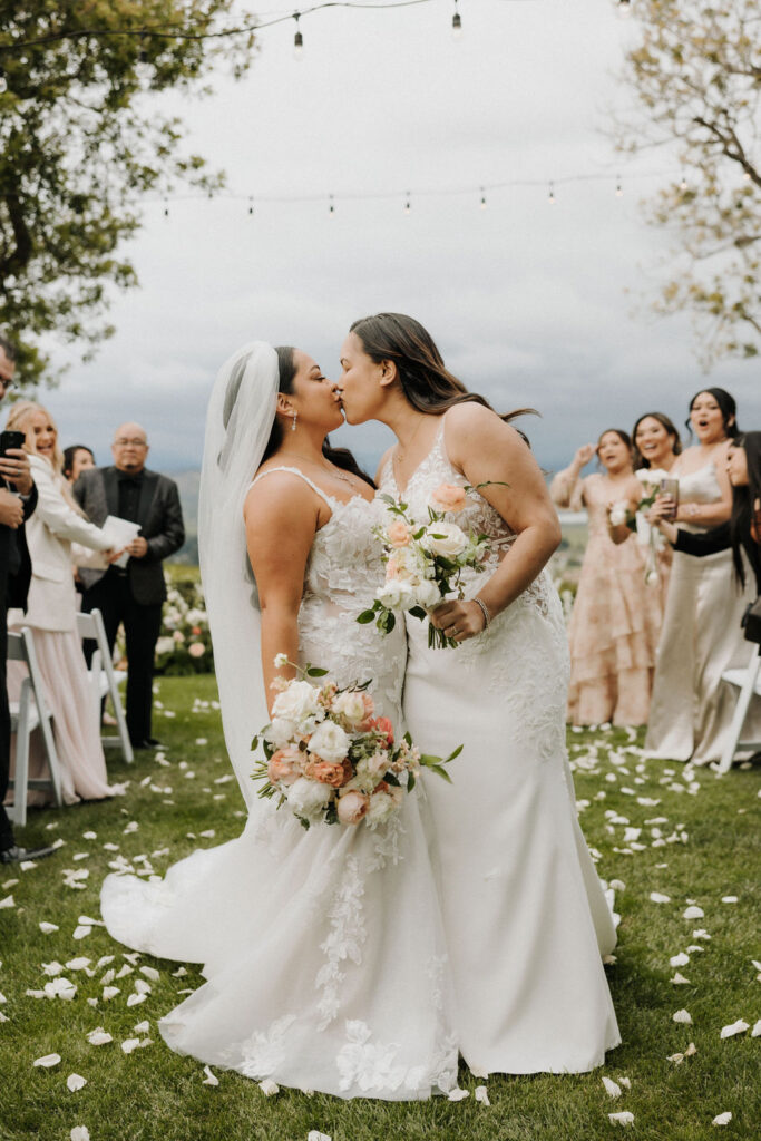 peach and white brides bouquet